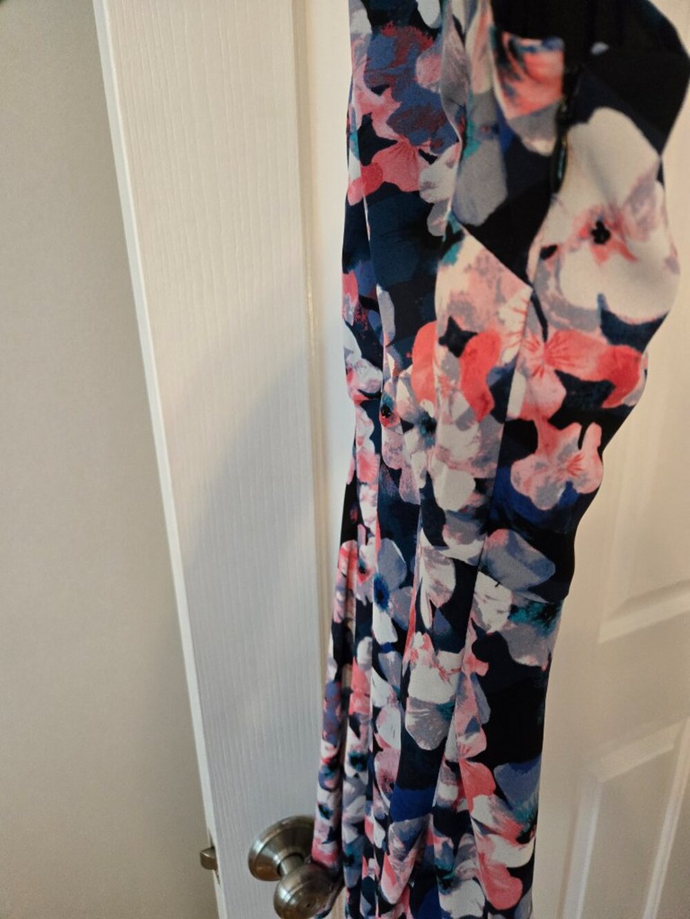 Womens size 4 black floral dress from Express - Picture 7 of 8
